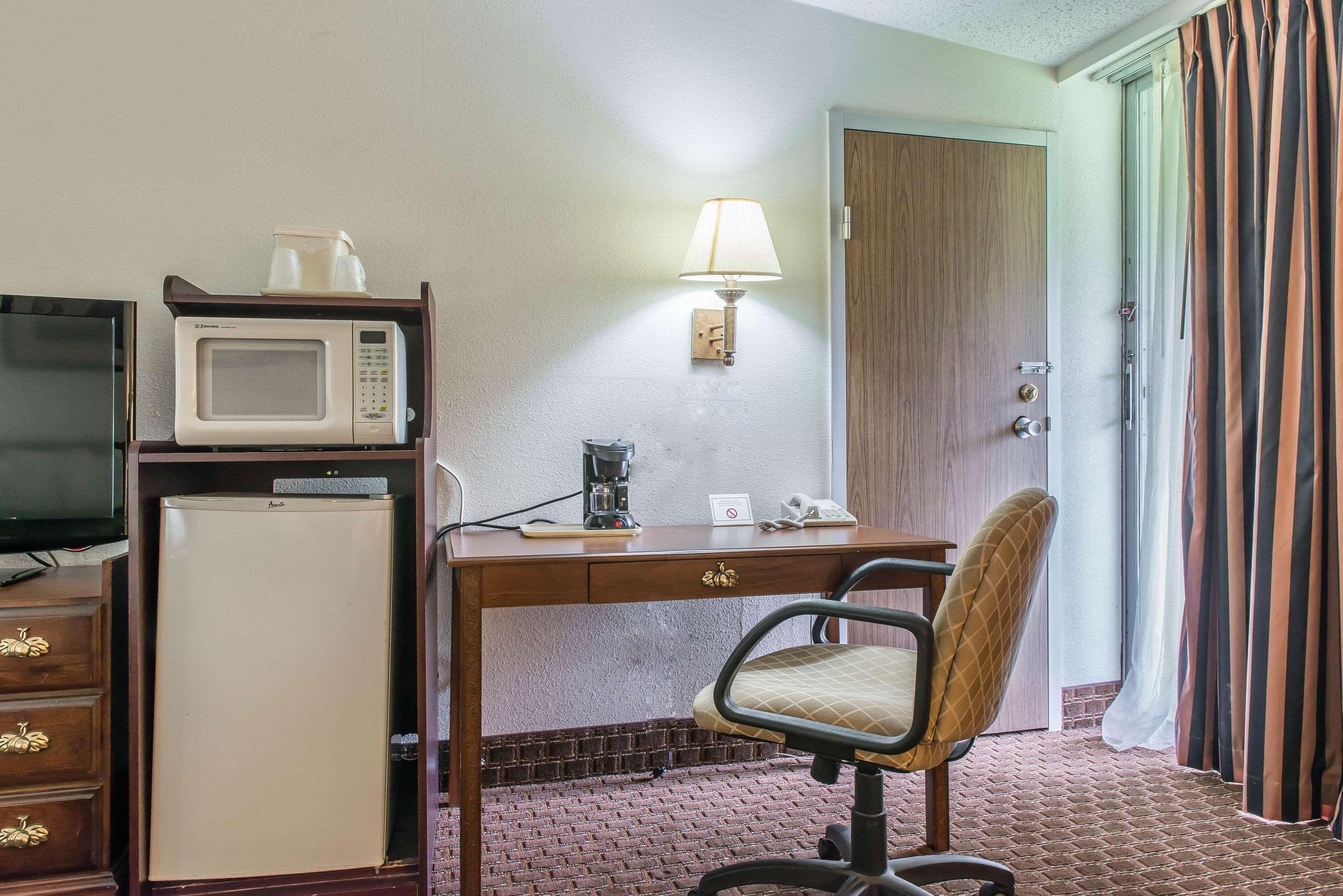 Rodeway Inn Brookville Bagian luar foto