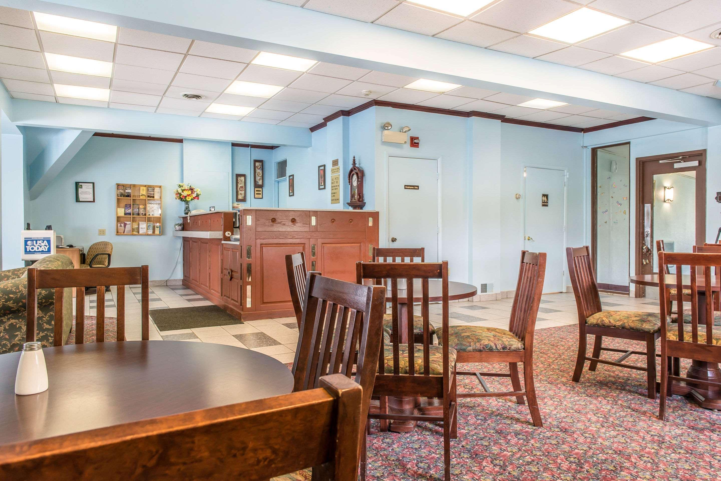 Rodeway Inn Brookville Bagian luar foto