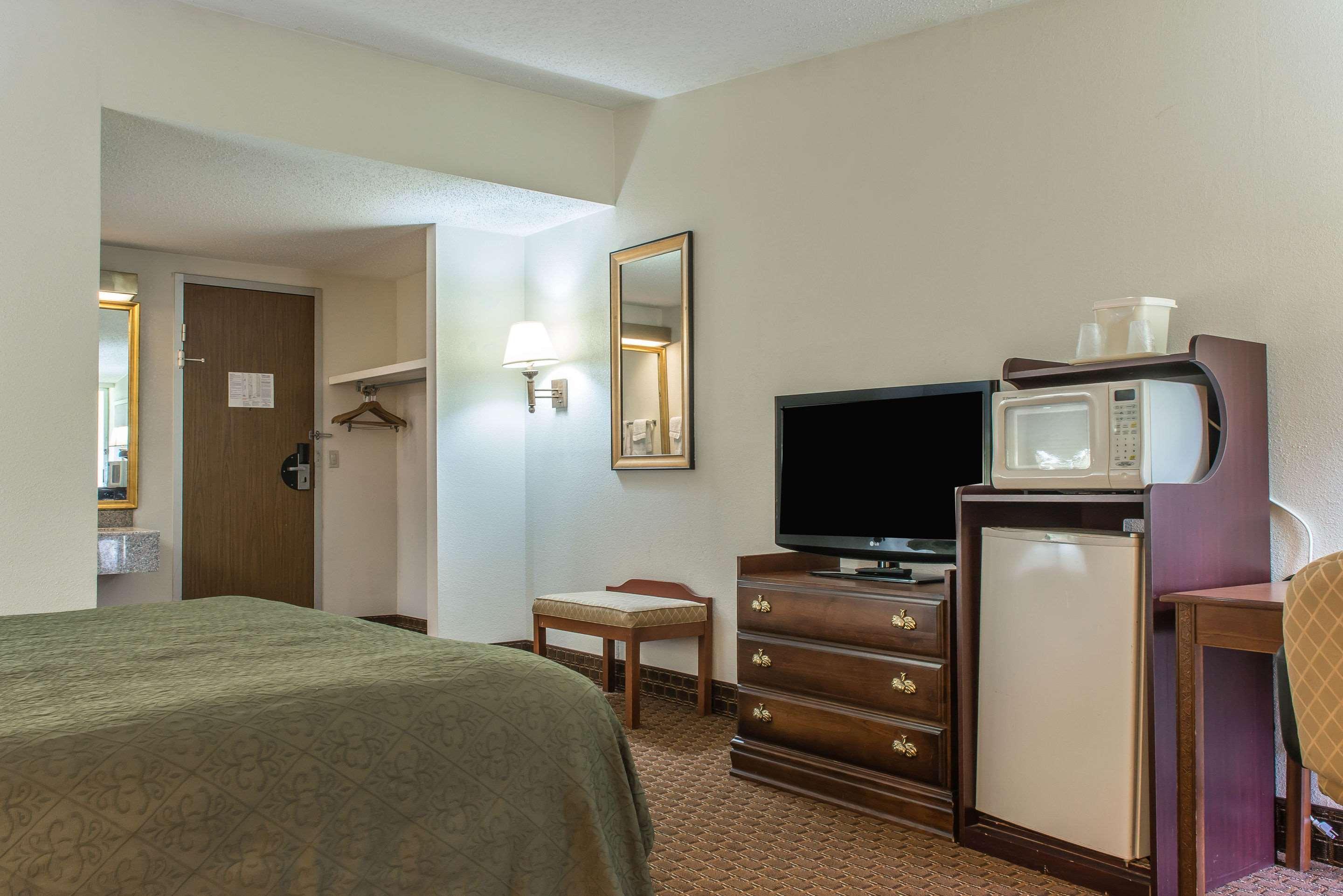 Rodeway Inn Brookville Bagian luar foto