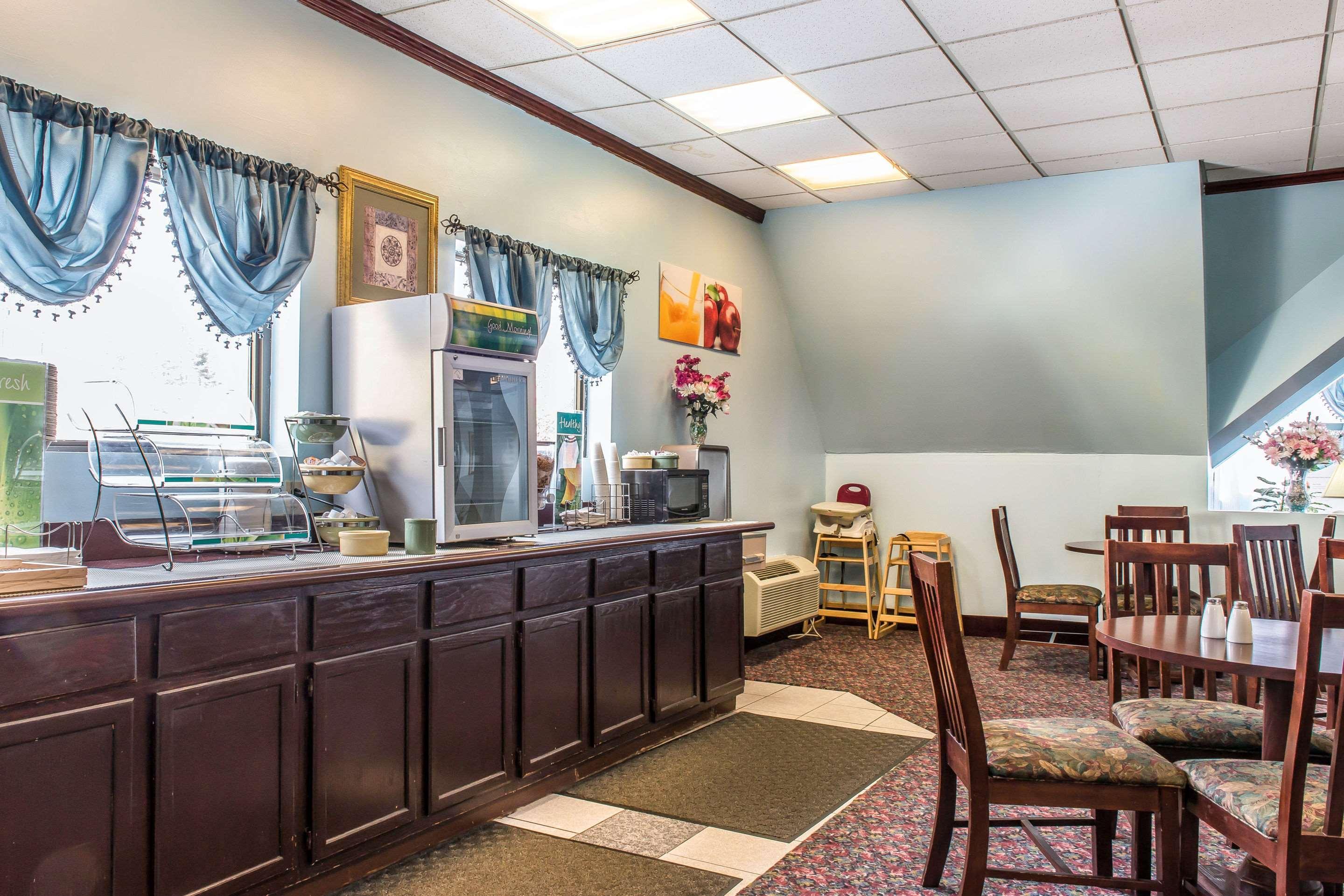 Rodeway Inn Brookville Bagian luar foto